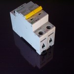 Picture of a polarised moeller DC breaker with yellow toggle